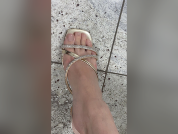 أحذية ذهب مقاس 41  قطر  نسائي