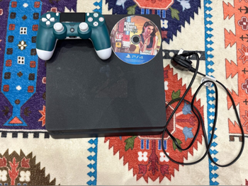 اجهزة العاب الفديو - سوني  - بلاي ستيشن 4  - 825 جيجابايت  -تشمل أجهز تحكم: 1