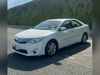 تويوتا  كامري  جي ال اكس  2015  اوتوماتيك  195,000 كم  4 سلندر  سحب امامي  سيدان  أبيض لؤلؤي