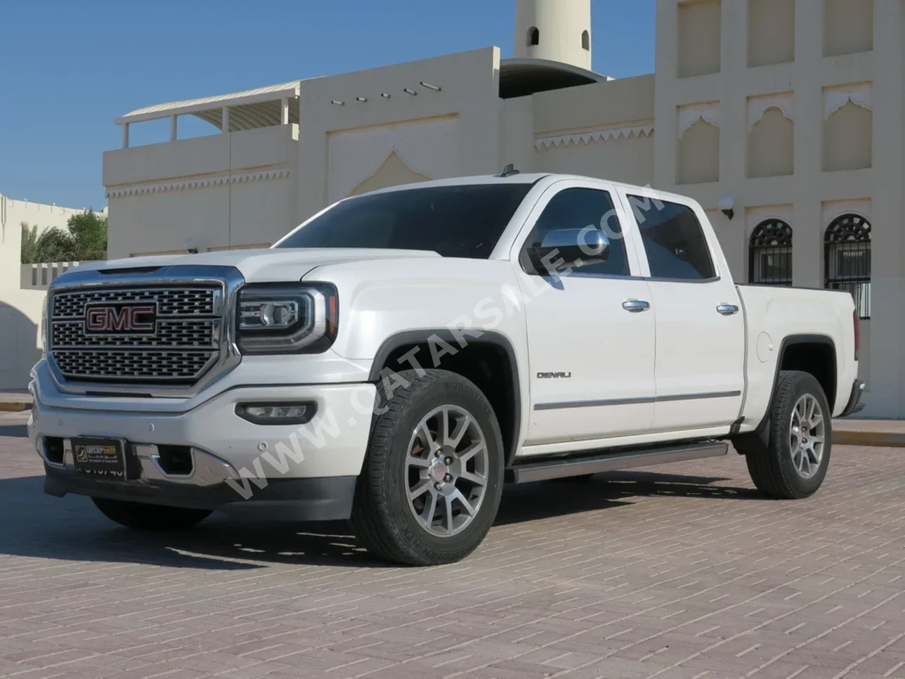 GMC  Sierra  Denali  2018  Automatic  215,689 Km  8 Cylinder  Four Wheel Drive (4WD)  SUV  White