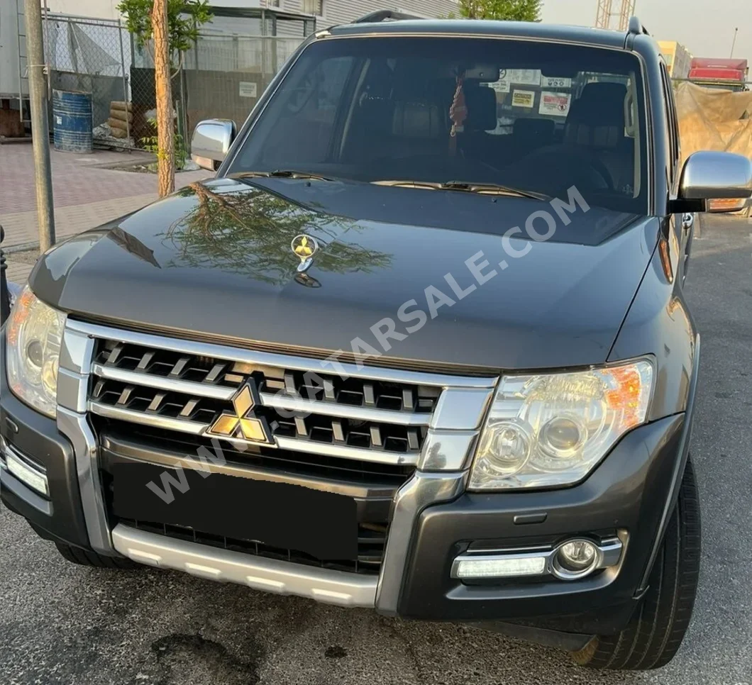 ميتسوبيشي  باجيرو  3.8 جولد اديشن  2016  اوتوماتيك  163,000 كم  6 سلندر  دفع رباعي  اس يو في  رمادي ميتالك