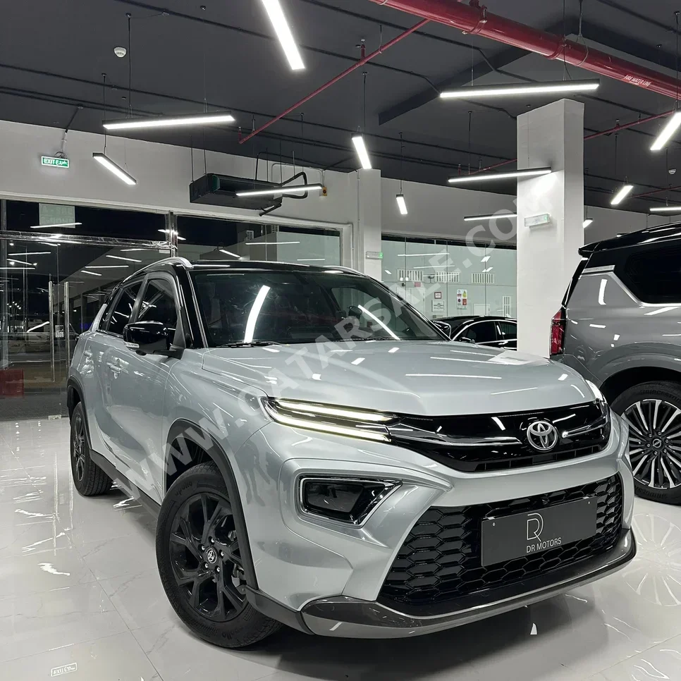 تويوتا  اوربان كروزر  2025  اوتوماتيك  7,800 كم  4 سلندر  دفع رباعي  اس يو في  فضي  تحت الضمان