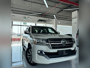 تويوتا  لاند كروزر  في اكس أس  2019  اوتوماتيك  181,000 كم  8 سلندر  دفع رباعي  اس يو في  أبيض