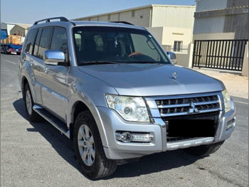 ميتسوبيشي  باجيرو  GLS  2016  اوتوماتيك  144,000 كم  6 سلندر  دفع رباعي  اس يو في  رمادي