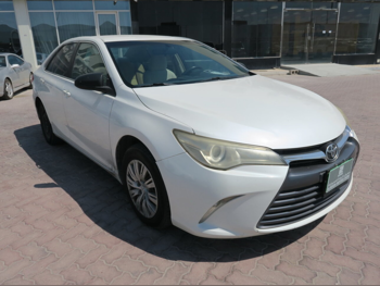 تويوتا  كامري  جي ال  2016  اوتوماتيك  160,000 كم  4 سلندر  سحب امامي  سيدان  أبيض