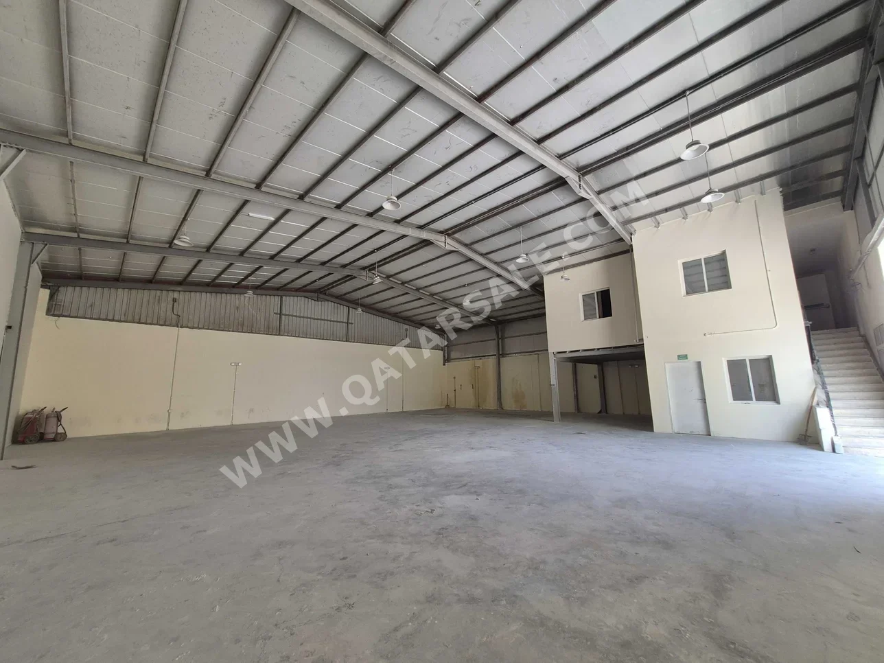 مخازن و مستودعات - الريان  - المنطقة الصناعية  -المساحة: 1000 متر مربع