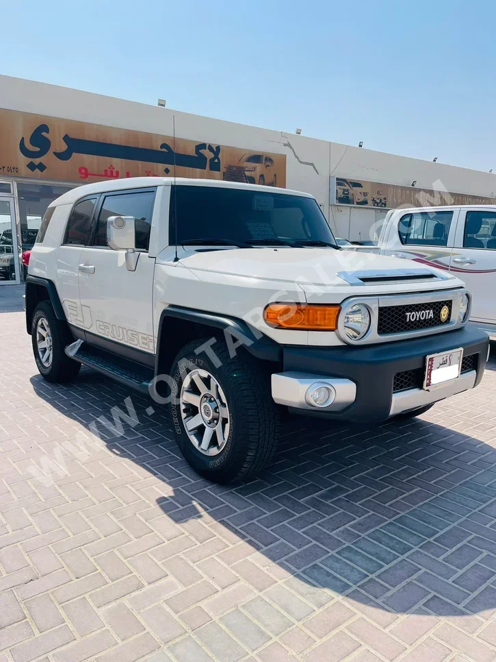 Toyota  FJ Cruiser  2022  Automatic  72,000 Km  6 Cylinder  Four Wheel Drive (4WD)  SUV  White