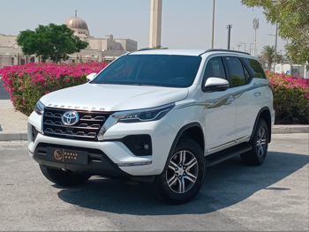 Toyota  Fortuner  2025  Automatic  10,000 Km  6 Cylinder  Four Wheel Drive (4WD)  SUV  White  With Warranty