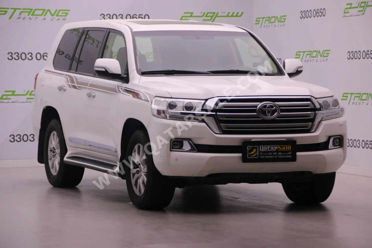 Toyota  Land Cruiser  GXR  2017  Automatic  259,000 Km  8 Cylinder  Four Wheel Drive (4WD)  SUV  White
