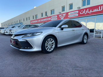 تويوتا  كامري  جي ال اي  2023  اوتوماتيك  83,000 كم  4 سلندر  سحب امامي  سيدان  فضي  تحت الضمان