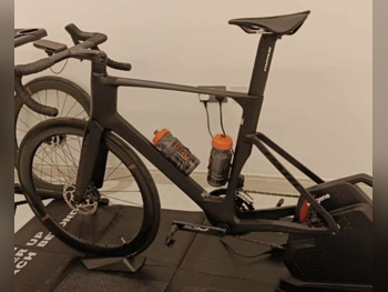 دراجة الطريق  - كبير جدًا (21-22 بوصة)  - أسود