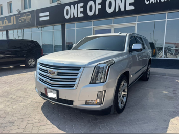 كاديلاك  اسكيليد  2016  اوتوماتيك  128,000 كم  8 سلندر  دفع رباعي  اس يو في  فضي