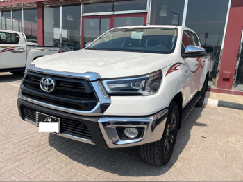Toyota  Hilux  SR5  2025  Automatic  24,000 Km  4 Cylinder  Four Wheel Drive (4WD)  Pick Up  White  With Warranty