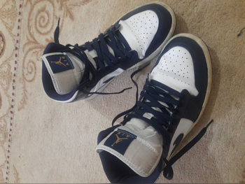 أحذية نايكي ( آير جوردون)  جلد اصلي  أزرق مقاس 43  فيتنام  رجالي