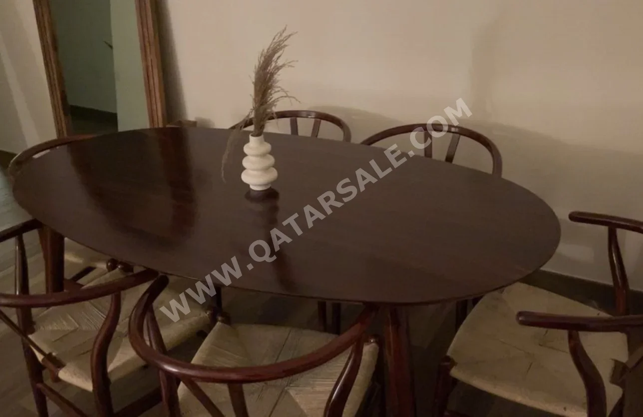 طاولة طعام مع كراسي