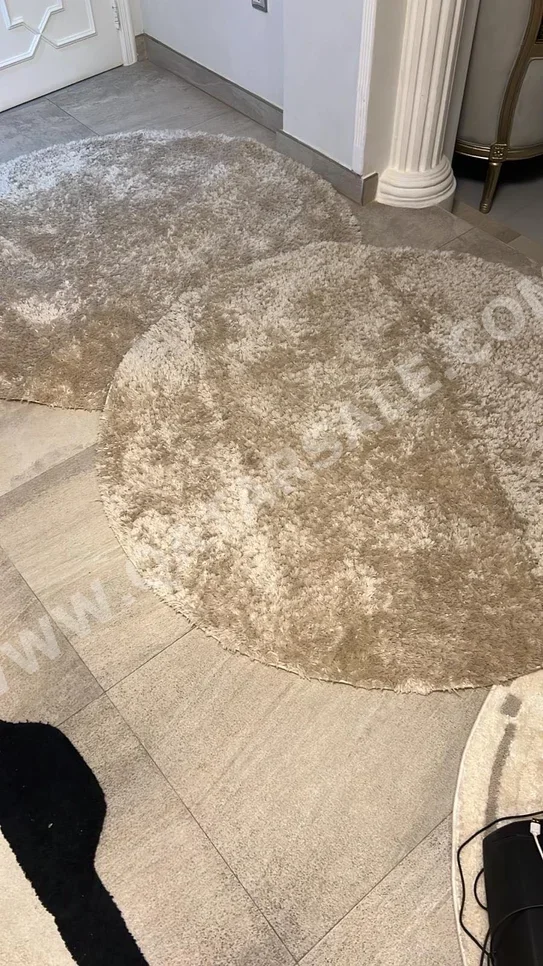 السجاد اللون البيج