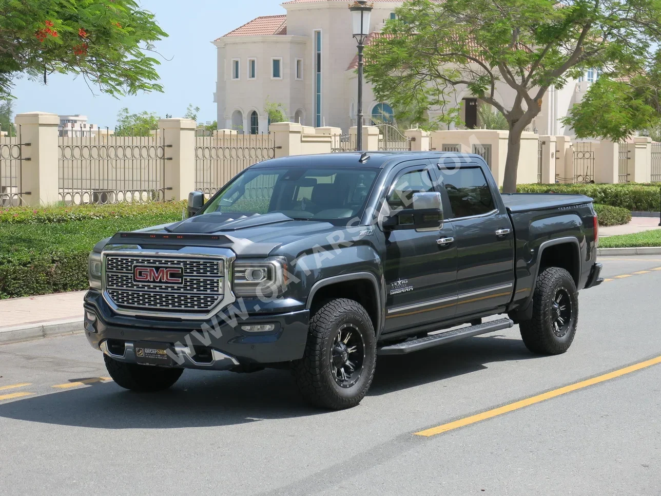 GMC  Sierra  Denali  2017  Automatic  116,500 Km  8 Cylinder  Four Wheel Drive (4WD)  Pick Up  Gray