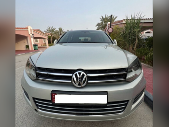 Volkswagen  Touareg  2015  Automatic  106,000 Km  6 Cylinder  All Wheel Drive (AWD)  SUV  Gray
