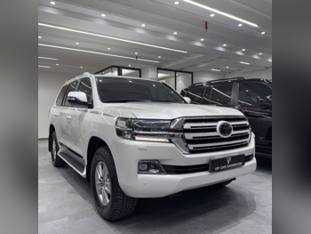 Toyota  Land Cruiser  GXR White Edition  2017  Automatic  124,000 Km  6 Cylinder  Four Wheel Drive (4WD)  SUV  Pearl