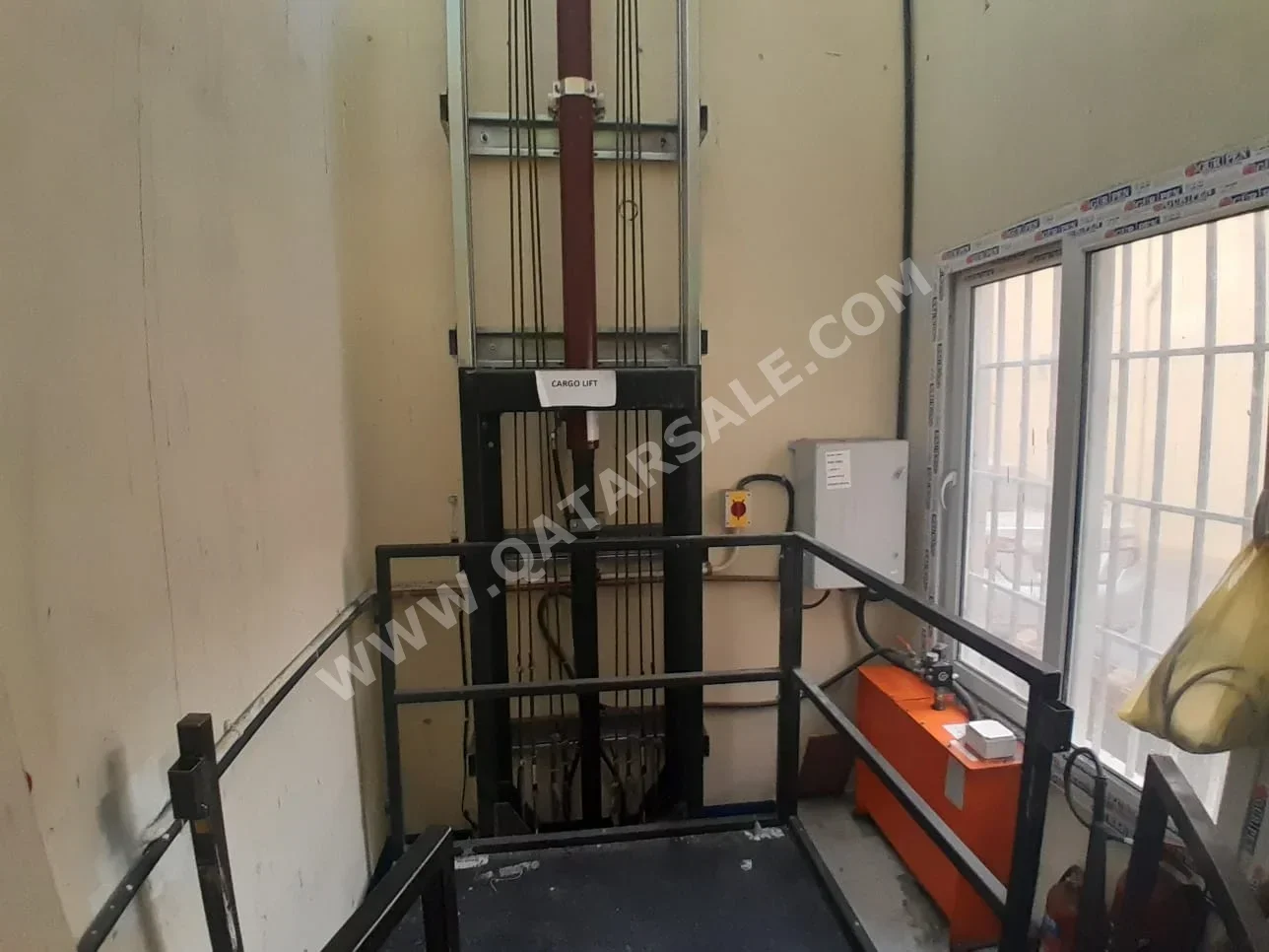 مصاعد 4  1 كيلوغرام  أسود /  مصعد هيدروليكي  1.5 متر مربع مساحة المصعد