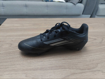 أحذية رياضية اديداس \  كرة القدم  رجالي  قياس 41