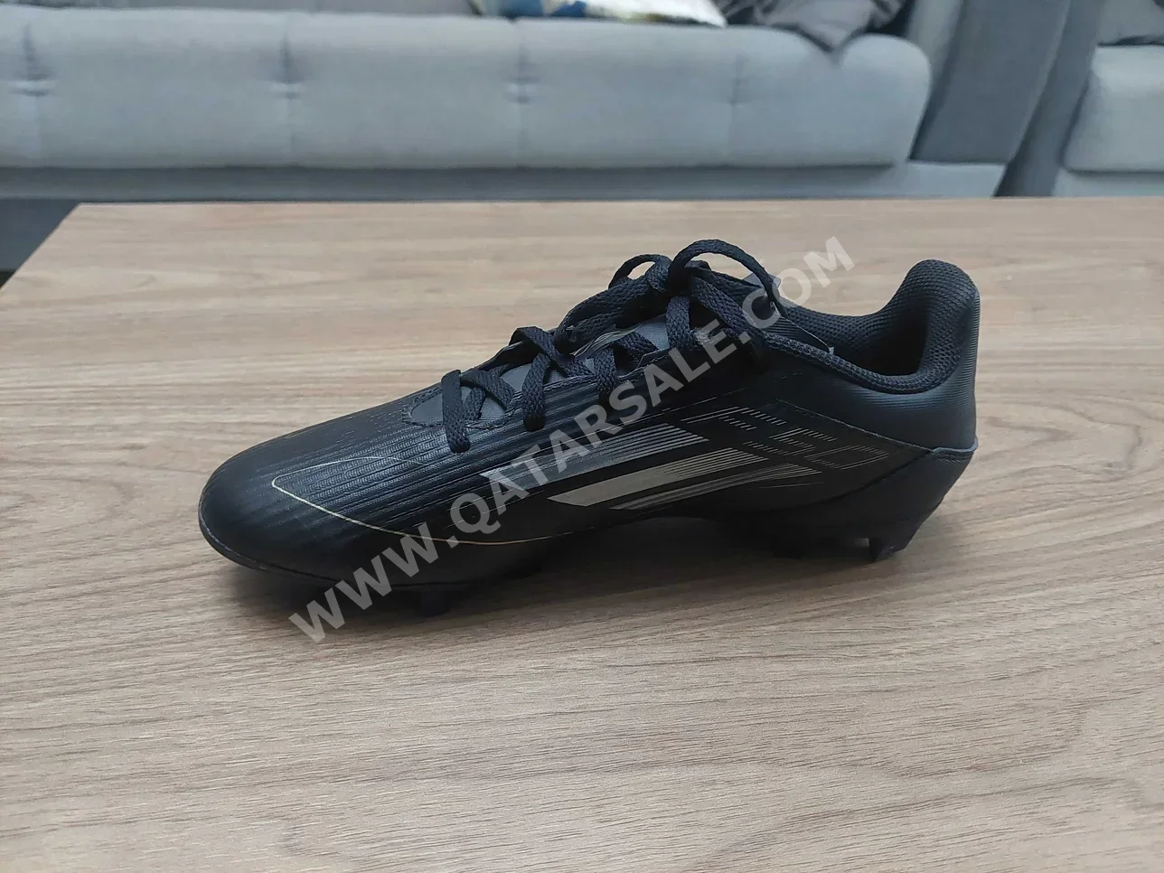 أحذية رياضية اديداس \  كرة القدم  رجالي  قياس 41