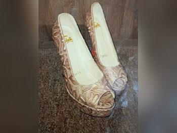 أحذية كريستان لوبتان  اللون البيج مقاس 39  ايطاليا  نسائي