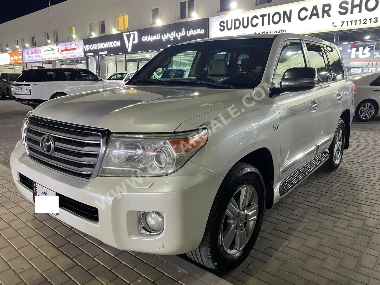 تويوتا  لاند كروزر  في اكس ار  2012  اوتوماتيك  270,000 كم  8 سلندر  دفع رباعي  اس يو في  أبيض