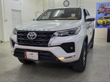 Toyota  Fortuner  SR5  2024  Automatic  17,000 Km  6 Cylinder  Four Wheel Drive (4WD)  SUV  White  With Warranty