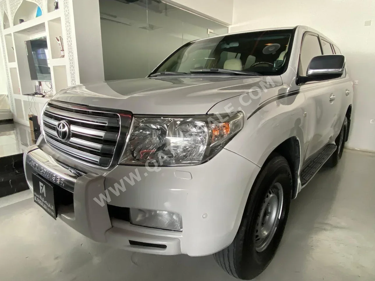تويوتا  لاند كروزر  في اكس ار  2011  اوتوماتيك  450,000 كم  8 سلندر  دفع رباعي  اس يو في  أبيض