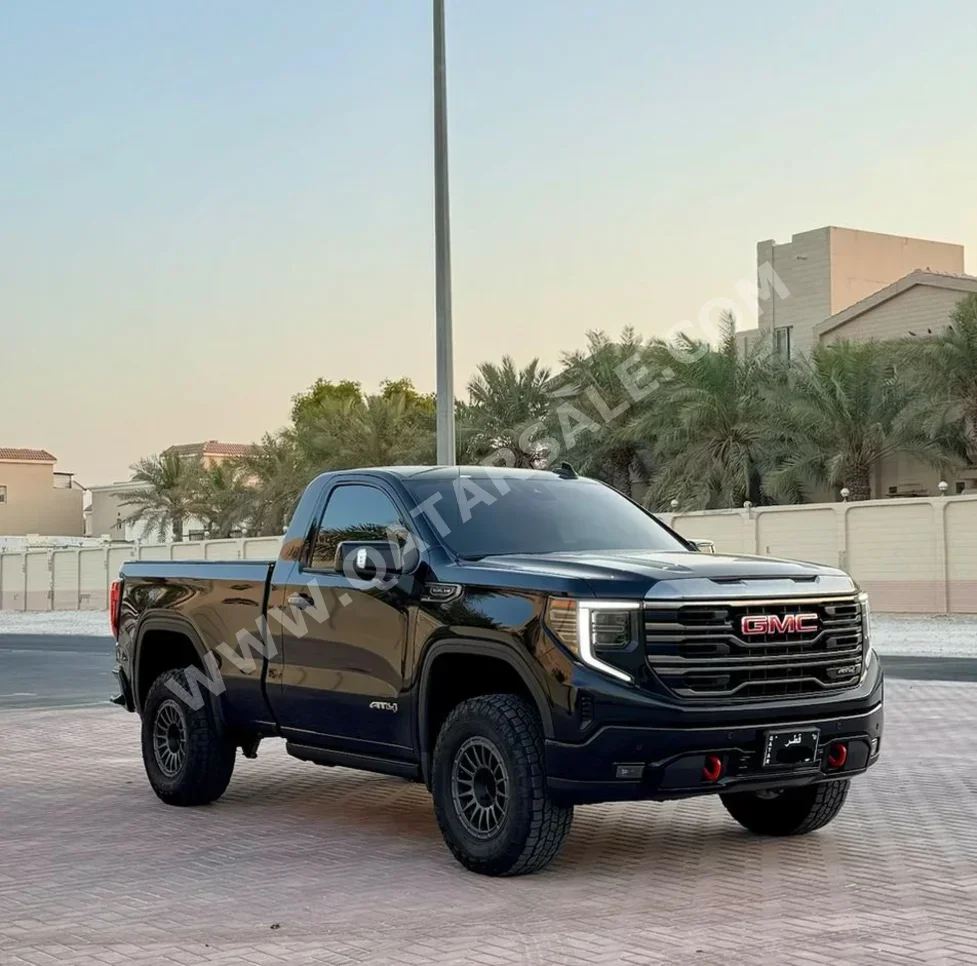 جي ام سي  سييرا  اي تي 4  2023  اوتوماتيك  33,000 كم  8 سلندر  دفع رباعي  بيكب  أسود  تحت الضمان