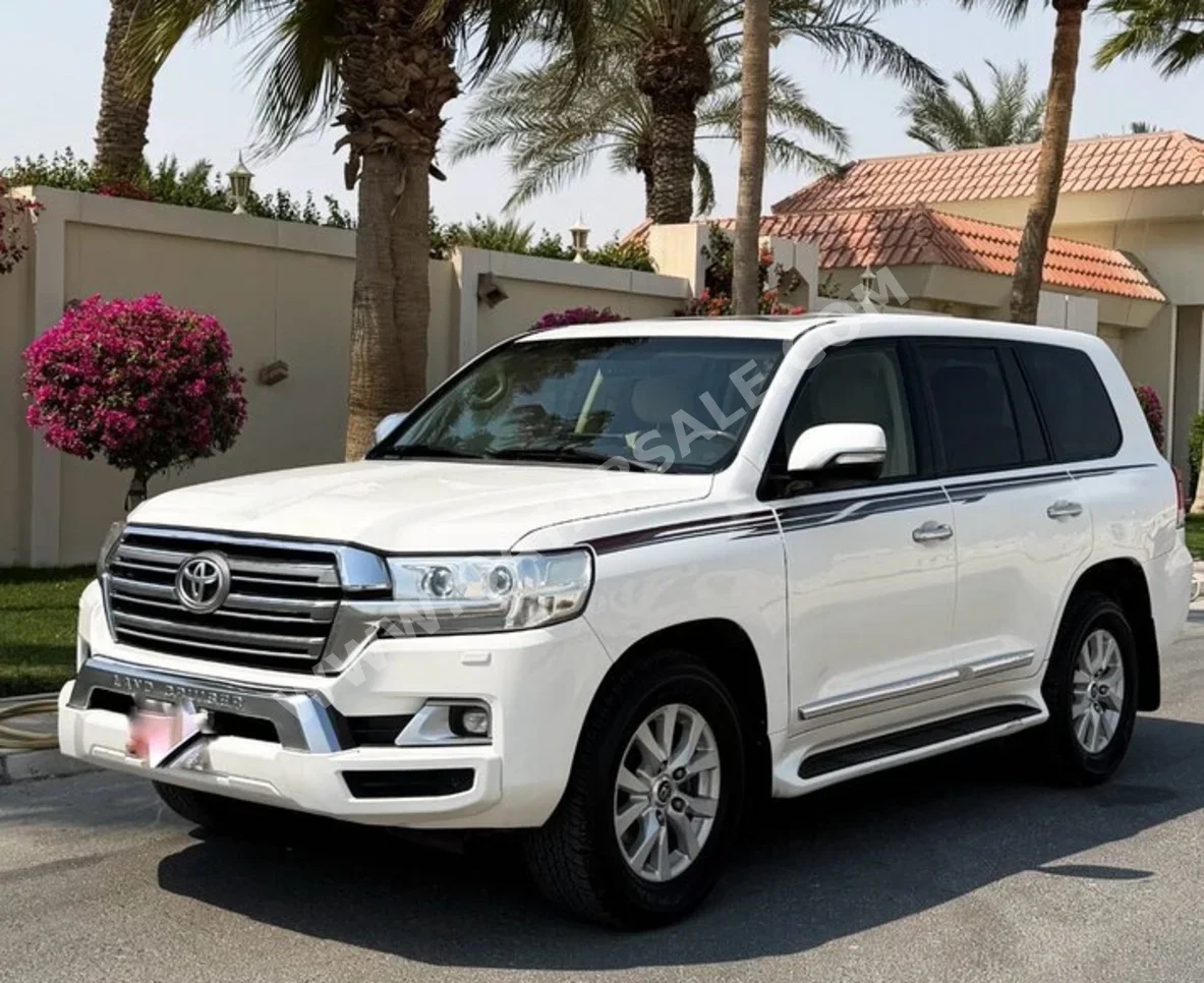 تويوتا  لاند كروزر  جي اكس ار  2017  اوتوماتيك  420,000 كم  8 سلندر  دفع رباعي  اس يو في  أبيض