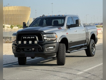 دودج  رام  2500 بور واجن  2021  اوتوماتيك  84,500 كم  8 سلندر  دفع رباعي  بيكب  فضي و أسود  تحت الضمان