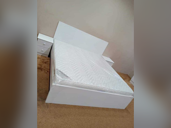 الأسّرة - كينج  - أبيض  - متضمنة المرتبة  - مع طاولة سرير جانبية