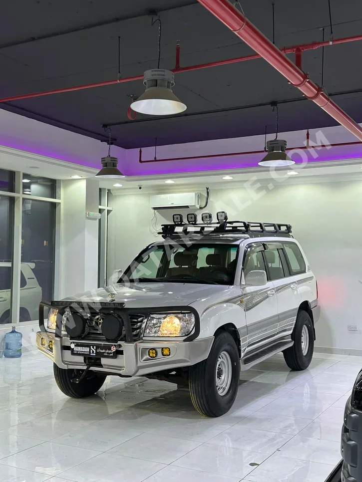 Toyota  Land Cruiser  VXR  2007  Automatic  373,000 Km  8 Cylinder  Four Wheel Drive (4WD)  SUV  White