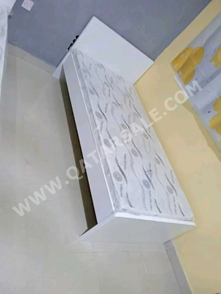 الأسّرة - فردي  - أبيض  - متضمنة المرتبة