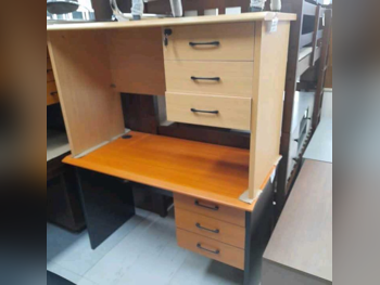 المكاتب ومكاتب الحاسوب - مكتب دراسة  - اللون البيج  - مع خزانة ذات 3 أدراج