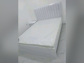 الأسّرة - مزدوج  - أبيض  - متضمنة المرتبة  - مع طاولة سرير جانبية