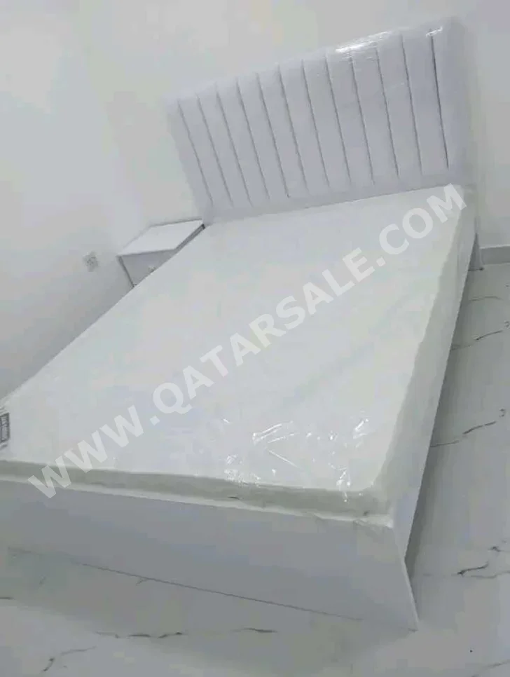 الأسّرة - مزدوج  - أبيض  - متضمنة المرتبة  - مع طاولة سرير جانبية