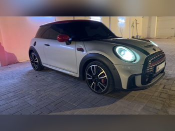 ميني  كوبر  جي سي دبليو  2022  اوتوماتيك  29,000 كم  4 سلندر  سحب امامي  هاتشباك  رمادي