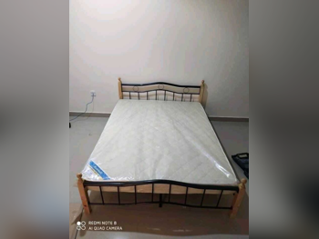 الأسّرة - مزدوج  - اللون الرمادي  - متضمنة المرتبة