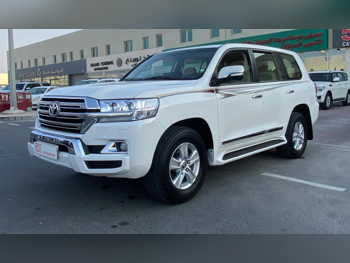 تويوتا  لاند كروزر  جي اكس ار  2018  اوتوماتيك  278,000 كم  6 سلندر  دفع رباعي  اس يو في  أبيض