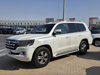 تويوتا  لاند كروزر  جي اكس ار  2017  اوتوماتيك  399,000 كم  6 سلندر  دفع رباعي  اس يو في  أبيض