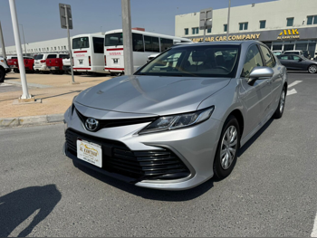 تويوتا  كامري  أل اي  2021  اوتوماتيك  98,000 كم  4 سلندر  سحب امامي  سيدان  فضي