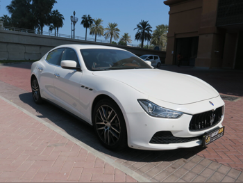 مزاراتي  جيبلي  2016  اوتوماتيك  82,000 كم  6 سلندر  دفع خلفي  سيدان  أبيض