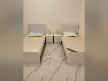 الأسّرة - لايف ستايل  - فردي  - أبيض  - متضمنة المرتبة  - مع طاولة سرير جانبية