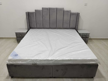 الأسّرة - لايف ستايل  - كينج  - أخضر  - متضمنة المرتبة  - مع طاولة سرير جانبية