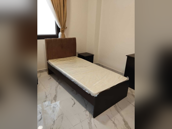 الأسّرة - لايف ستايل  - فردي  - بنى  - متضمنة المرتبة  - مع طاولة سرير جانبية