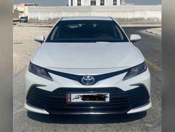 تويوتا  كامري  أل اي  2023  اوتوماتيك  16,000 كم  4 سلندر  سحب امامي  سيدان  أبيض  تحت الضمان