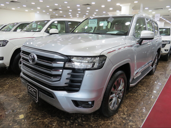 تويوتا  لاند كروزر  جي اكس ار توين توربو  2025  اوتوماتيك  0 كم  6 سلندر  دفع رباعي  اس يو في  فضي  تحت الضمان